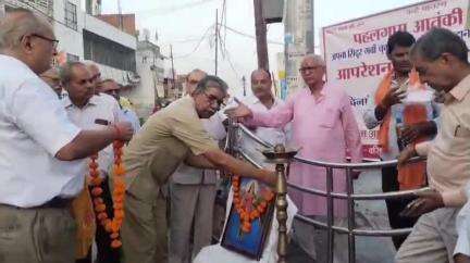 महोबा: आल्हा चौक में पेंशनरों ने जलाए दीप, ऑपरेशन सिंदूर की सफलता पर गर्व जताया