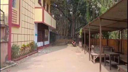 সিউড়ি ১: কুখুডিহি গ্রামে মজুদ করা বোমা বিস্ফোরণের ঘটনায় বাড়ির মালিক কে গ্রেফতার করে সিউড়ি আদালতে পেশ করল পুলিশ