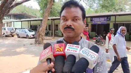 ବରଗଡ: ଜିଲ୍ଲାରେ ଧାନ କିଣାବିକା ପ୍ରକ୍ରିୟାର ସୁବ୍ୟବସ୍ଥା କରିବା ପାଇଁ ଜିଲ୍ଲା ପ୍ରଶାସନକୁ ଦାବି ଜଣାଇ କଚେରୀ ଠାରେ ପ୍ରତିକ୍ରିୟା ରଖିଲେ ଚାଷୀ ନେତା