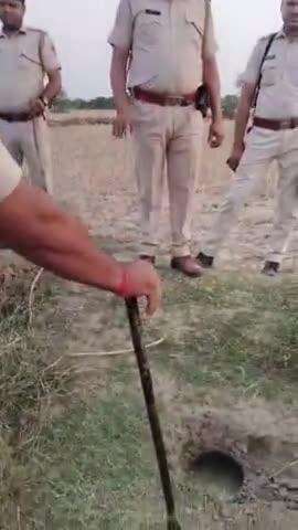 धौलपुर: आदर्श नगर गांव में पुलिस ने अवैध हथकढ़ शराब के खिलाफ की कार्रवाई, शराब निर्माण की भट्ठियों को किया नष्ट
