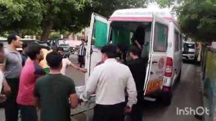 शिकोहाबाद: रामगढ थाना क्षेत्र के नगला पीपलिया में तेज आंधी से गिरा एक मकान का छज्जा, दो बाइकें टूटी, एक किशोर गंभीर घायल