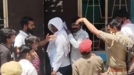 सोरांव: टिकरी स्थित बी फार्मा कॉलेज में स्कूल प्रबंधन के खिलाफ दर्ज किया गया मुकदमा, छात्रों ने कहा- भविष्य से हो रहा खिलवाड़