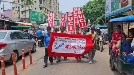 সিউড়ি ১: বিকাশ ভবনে যোগ্য শিক্ষক-শিক্ষিকাদের উপর পুলিশের লাঠিচার্জের প্রতিবাদে সিউড়িতে মিছিল করল SUCI