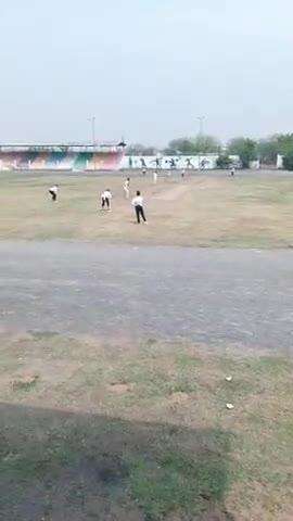 खिलाड़ियों कोआगे बढ़ाने के उद्देश्य से बालिकाओं,दिव्यांग खिलाड़ियों को निशुल्क क्रिकेट प्रशिक्षण दिया जाता है 8827267707