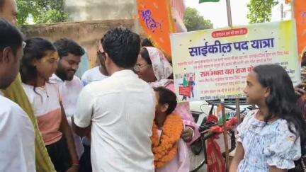 बोध गया: बोधगया के रामपुर गांव के प्रकाश कुमार गुप्ता अपने 9 वर्षीय बेटे यश राज के साथ साइकिल से खाटू श्याम के लिए निकले