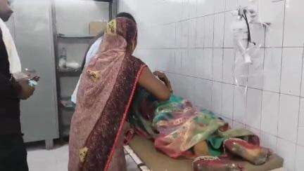चरखारी: चरखारी कस्बे के पास बाइक से गिरकर नव विवाहिता गंभीर रूप से घायल, जिला अस्पताल में कराया गया भर्ती
