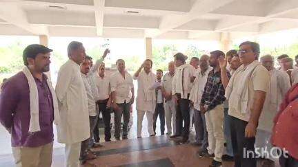 अशोक नगर: सेना की महिला अधिकारी पर मंत्री की टिप्पणी का विरोध, कांग्रेस ने कलेक्ट्रेट में मंत्री विजय शाह को हटाने की मांग की
