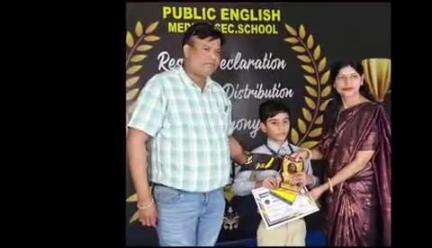 हिण्डौन: इंग्लिश मीडियम में तृतीय क्लास में 99.71 अंक हासिल कर टॉपर बना रीठौली का प्रिंस शर्मा, शहर में हुआ स्वागत