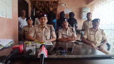 पुपरी: बोखरा थाना क्षेत्र के खड़का गांव में चोरी की घटना में पुलिस ने तीन अपराधियों को चोरी के सामान के साथ गिरफ्तार किया