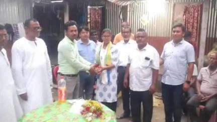 মাথাভাঙা ২: ফুলবাড়ির কাঁচাখাওয়া সংলগ্ন এলাকার কৃতী ছাত্রীকে সংবর্ধনাজ্ঞাপন করলেন তৃণমূলের জেলা কমিটির চেয়ারম্যান
