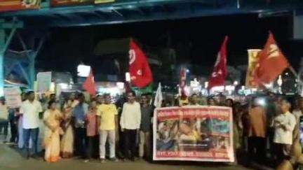 বালুরঘাট: কলকাতার বিকাশ ভবনে যোগ্য শিক্ষকদের উপর হামলার ঘটনায় বালুরঘাটে প্রতিবাদ মিছিল ও পথ অবরোধ RSP-র একাধিক সংগঠনের