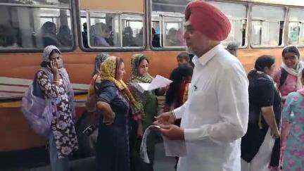 ਬਠਿੰਡਾ: ਬੱਸ ਸਟੈਂਡ ਵਿਖੇ ਬੱਸ ਸਟੈਂਡ ਬਚਾਓ ਕਮੇਟੀ ਨੇ ਸਵਾਰੀਆਂ ਨੂੰ ਵੰਡੇ ਪੰਪਲੇਟ ਤੇ ਦੱਸੇ ਨਵੇਂ ਬਸ ਸਟੈਂਡ ਬਣਨ ਦੇ ਨੁਕਸਾਨ