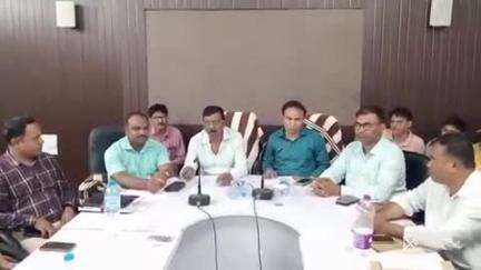 पतरातू: प्रखंड कार्यालय में विधायक रोशन लाल चौधरी ने जन समस्याओं के समाधान के लिए बैठक की