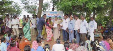 శింగనమల: కొండాపురంలో ఉపాధి హామీ కూలీలకు ప్రధానమంత్రి సురక్ష బీమా బాండ్లను అందజేసిన ఎంపీపీ సునీత