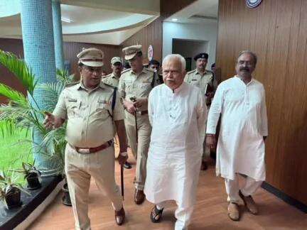 ಕಾರವಾರ: ಜಿಲ್ಲಾ ಪೊಲೀಸ್ ವರಿಷ್ಠಾಧಿಕಾರಿ ಕಚೇರಿಗೆ ಶಾಸಕ ಆರ್.ವಿ.ದೇಶಪಾಂಡೆ ಭೇಟಿ, ವಿವಿಧ ಕಾರ್ಯ ಚಟುವಟಿಕೆಗಳ ಬಗ್ಗೆ ಚರ್ಚೆ