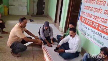 ବୀରମହାରାଜପୁର: ବ୍ଲକ ପରିସରରେ ପ୍ରଧାନମନ୍ତ୍ରୀ ଓ ମୁଖ୍ୟମନ୍ତ୍ରୀଙ୍କ ଫଟୋ ଥିବା ବ୍ୟାନରରେ ବସି ବ୍ଲକ କର୍ମଚାରୀ ସଂଘର ଆନ୍ଦୋଳନ, ଭିଡିଓ ଭାଇରାଲ