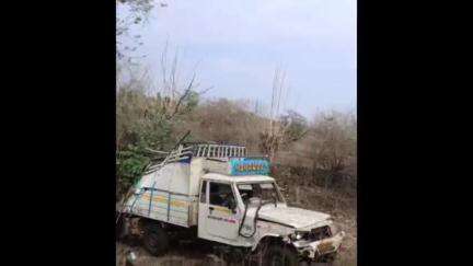पांडुरना: भूली गांव में अनियंत्रित होकर पुलिया से नीचे गिरी तेज रफ्तार पिकअप गाड़ी, 3 लोग हुए घायल