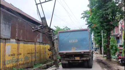 দিনহাটা ১: নির্দেশ অমান্য করে ঝুড়িপাড়ার রাস্তায় ডাম্পার ঢোকায় বিপত্তি, রাস্তা প্রশস্ত না হওয়ায় সমস্যায় স্থানীয়রা  #jansamasya