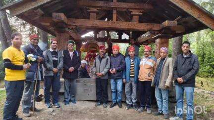 भुंतर: खेम चंद्र ठाकुर को प्रभु श्रृंगा ऋषि जी महाराज घियागी के दरोगा (रशाला बढ़) के रूप में किया गया नियुक्त