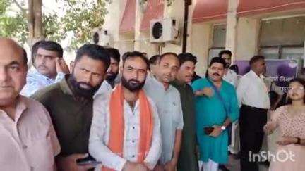शाजापुर: लव जिहाद के मामलों पर रोक लगाने की मांग को लेकर सकल हिंदू समाज ने कलेक्ट्रेट में CM मोहन यादव के नाम SDM को दिया ज्ञापन