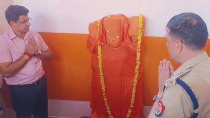 टांडा: शुक्रवार को चौकी दढियाल में नवनिर्मित शिव मंदिर में प्राण प्रतिष्ठा के दौरान डीएम और एसपी रहे मौजूद