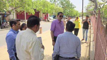 गोवर्धन: गिर्राज जी की परिक्रमा में कंकर न चुभे, इसके लिए DM ने दिए मिट्टी डालने के निर्देश