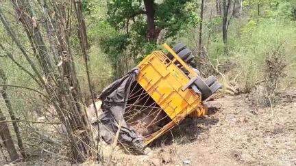 कटंगी: खिड़कीघाट में ट्रक खाई में पलटा, चालक बाल-बाल बचा