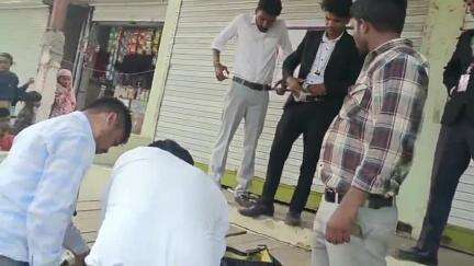 सुठालिया: लखनवास में एयू स्मॉल फाइनेंस बैंक ने कर्ज न चुकाने वाले की दुकान और मकान न्यायालय की अनुमति से सील किया