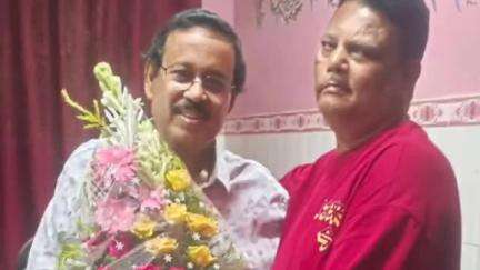বসিরহাট ২: বসিরহাটের তৃণমূলের চেয়ারম্যান নির্বাচিত হয়েছে সরোজ ব্যানার্জি, খোলাপোতার বাড়িতে সংবর্ধনা তৃণমূল কর্মীদের