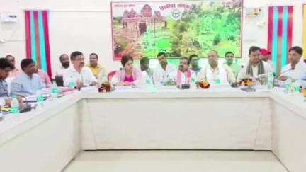 महोबा: विकास भवन सभागार में जिला विकास समन्वय बैठक में योजनाओं की समीक्षा, लाभार्थियों तक शीघ्र लाभ पहुंचाने पर जोर दिया गया