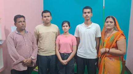 भोगांव: एलाऊ क्षेत्र के तीन सगे भाई-बहन ने मोबाइल और सोशल मीडिया से दूरी बनाकर CBSE बोर्ड परीक्षा में मारी बाजी