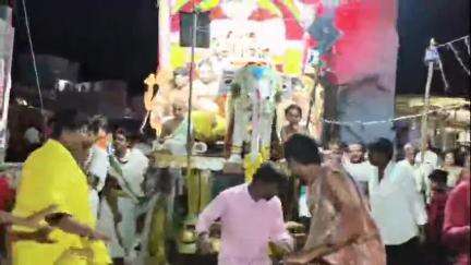 రాయదుర్గం: పట్టణంలో వైభవంగా శ్రీ ప్రసన్న వెంకటరమణ స్వామి గజేంద్ర వాహనోత్సవం, శనివారం బ్రహ్మ రథోత్సవానికి ఏర్పాట్లు పూర్తి
