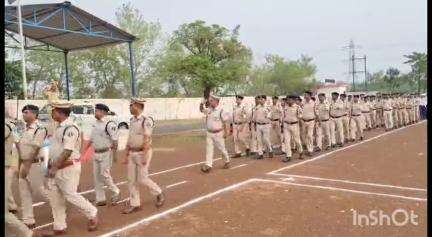 बेमेतरा के SSP रामकृष्ण साहू ने रक्षित केन्द्र में पुलिस जवानों का जनरल परेड लिया