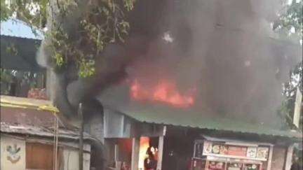 মাদারিহাট: শুক্রবার বিকেলে আগুন লেগে ক্ষতিগ্রস্ত হলেও মাকড়াপাড়ার একটি দোকান এবং বাড়ি