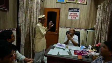 सरदारशहर: लेडिज मार्केट में वर्षों से बंद पड़ी गली को खुलवाने की मांग को लेकर पुजारियों ने नगर परिषद सभापति को सौंपा ज्ञापन