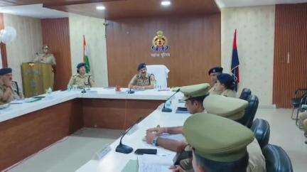 महोबा: पुलिस लाइन सभागार में पुलिस अधीक्षक के नेतृत्व में मासिक सैनिक सम्मेलन एवं अपराध समीक्षा गोष्ठी संपन्न हुई