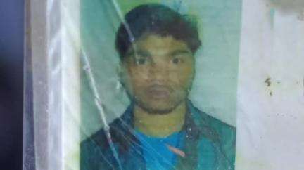 বারুইপুর: ভাড়া বাড়ি থেকে উদ্ধার পচা গলা মৃতদেহ ময়না তদন্তের  পর তার পরিবারের হাতে তুলে দেয়া হলো