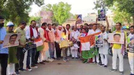 बालसन चौराहे पर कांग्रेसियों ने भाजपा मंत्री के खिलाफ किया प्रदर्शन, जलाया पुतला
