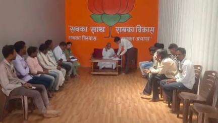 करेली: अपने गृह ग्राम रिछा में तेंदूखेड़ा MLA विश्वनाथ सिंह पटेल ने जनसुनवाई का किया आयोजन, सुनी लोगों की समस्याएँ