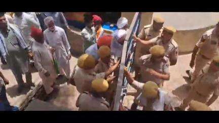जिले के किसानों ने गंगनहर में पूरा सिंचाई पानी देने की मांग को लेकर कलेक्ट्रेट पर किया प्रदर्शन