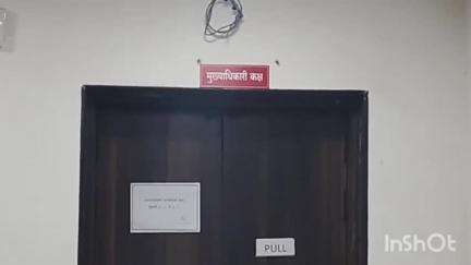 वाशिम: दोन महिन्यापासून पगार नसल्याने घंटागाडी कंत्राटी कामगाराचे मुख्याधिकारी यांच्या दालनासमोर धरणे आंदोलन