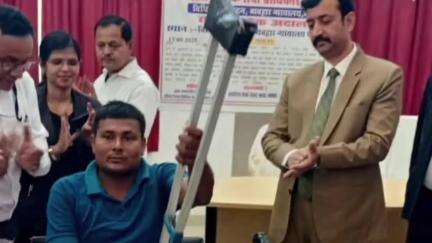 बक्सर: बक्सर के व्यवहार न्यायालय में पटना उच्च न्यायालय के न्यायाधीश ने दिव्यांगों को ट्राई साईकिल वितरित की