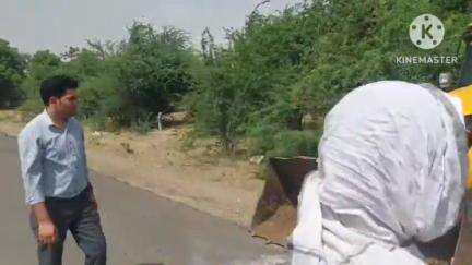 लवाण: लवाण के खानपुरा रोड पर दरी कलस्टर हथकरघा रग्स सेंटर की जमीन से नगर पालिका प्रशासन ने हटाया अतिक्रमण