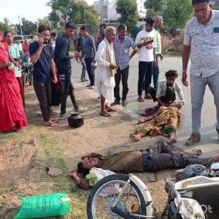 गढ़ी: मोर गांव में बाइक और पिकअप की टक्कर में एक की मौत, तीन घायल