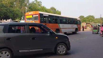 सिराथू: सैनी में बस अड्डा छोड़कर हाइवे पर खड़ी होती है रोड़वेज बसें, यात्रियों के जान का खतरा सड़क पार करने में दिक्कत #jansamasya