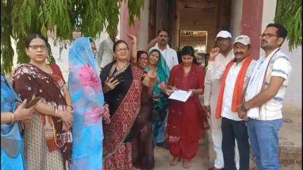 उचेहरा: लव जेहाद मामलों पर कार्रवाई की मांग को लेकर विश्व हिंदू परिषद के कार्यकर्ताओं ने सीएम के नाम ज्ञापन सौंपा