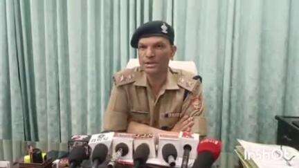 हल्द्वानी: पुलिस स्टेशन हल्द्वानी में एसपी सिटी प्रकाश चन्द्र ने बताया, साइबर ठगों ने एक बैंक कर्मी और अन्य व्यक्ति को ठगा