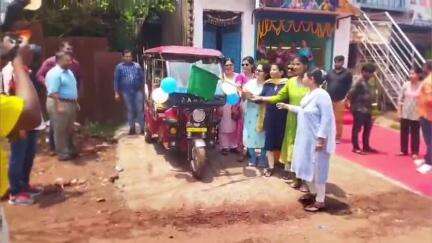 नोआमुंडी: महिलाओं को आत्मनिर्भर बनाने के लिए नोआमुंडी महिला आजीविका उत्पादक समिति को टोटो की चाबी सौंपी गई