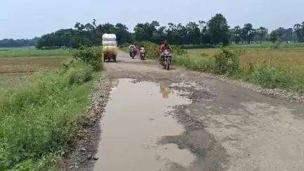 পূর্বস্থলী ২: পূর্বস্থলীর ধাড়াপাড়া থেকে লক্ষ্মীপুর বাজার যাওয়ার রাস্তা বেহাল, রাস্তা সংস্কার চায় এলাকাবাসী #jansamasya
