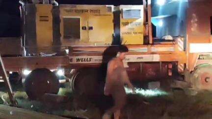 पुसौर: प्रतिबंध के बावजूद ग्राम तेतला में लक्ष्मी बोरवेल की दो गाड़ियां रात के अंधेरे में खनन में जुटी थीं